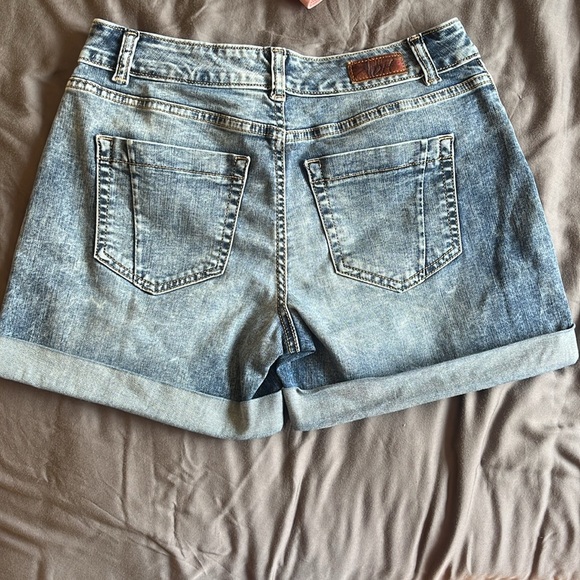 Denim shorts - Picture 3 of 3